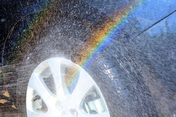 洗车时带彩虹的抽象水溅图片