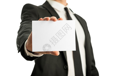 关闭拿着白色空白卡片的商人与copyspace准备好您的文本或信件在白图片