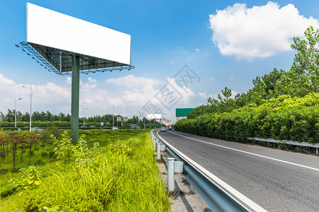 白天在高速公路旁背景图片