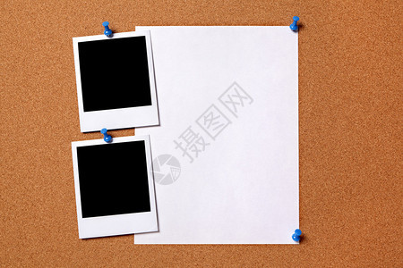 空白的照片印本和普通纸海报贴在软木告示板上图片