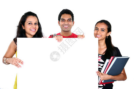 一组印度朋友在白色背景上孤立的文本中显示白标牌的图片