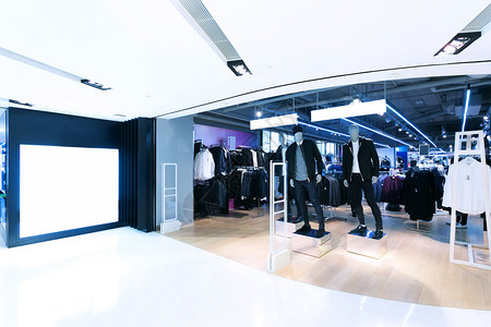 购物中心的时尚服装店面图片