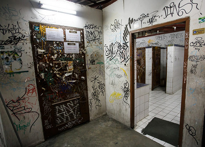 一个城市贫民窟洗手间厕所里面有肮脏的图片