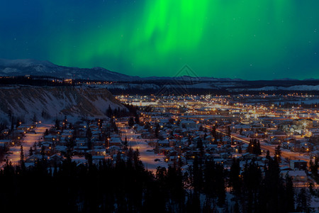 冬季加拿大育空地区首府怀特霍斯市中心夜间天空有强烈的北光Auroranotal图片