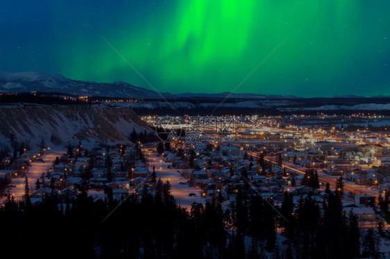 冬季加拿大育空地区首府怀特霍斯市中心夜间天空有强烈的北光Auroranotal图片