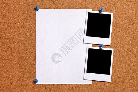 空白的照片印本和普通纸海报贴在软木告示板上图片