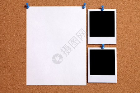 贴在软木通知板上的空白照片印和普通纸海报可复制空间pat图片