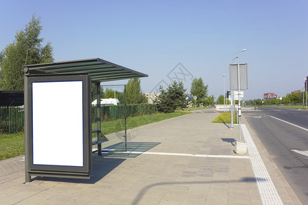 在困苦的夏天小城市高速公路附近空置的大规模生产公交车站背景图片