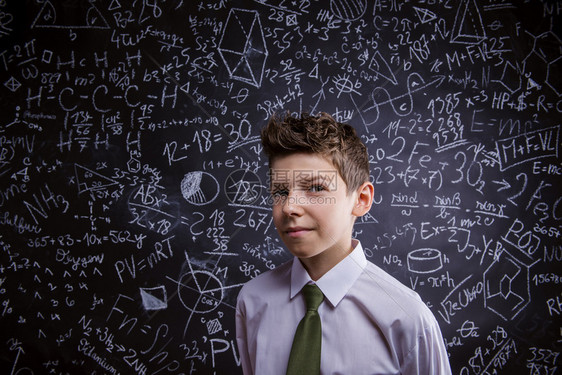 大黑板前的英俊小学生图片