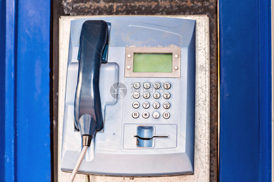 公共付费电话在电话亭图片