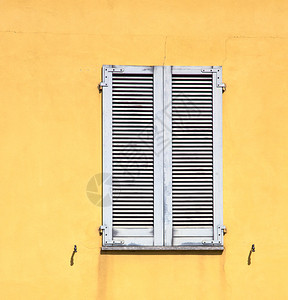 besnatewindowvarese意大利抽象木百叶窗在混凝土砖中图片