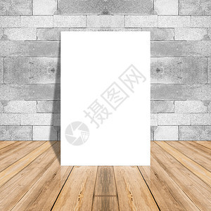 在木板地板和形状大理石墙上的白纸海报图片