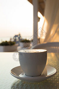 在海滩上喝杯咖啡放松一下咖啡馆里的美味咖啡在海滩上度过了一个美好的早晨旅游和烹饪杂志海报背景图片