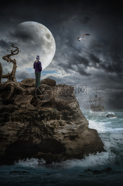 在暴风雨中的海边岩石上孤独的孤女以照片拼贴形式展图片