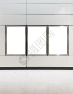 现代白色墙上三个大型垂直肖像定向空白告示板图片
