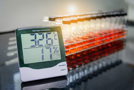 实验室中的数字湿度温计图片