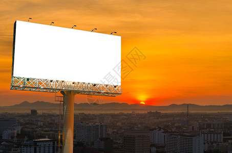 城市日落广告的空白广告牌背景图片
