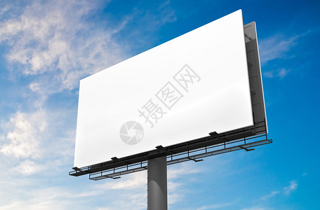 空白色广告牌对蓝天的3D插图图片