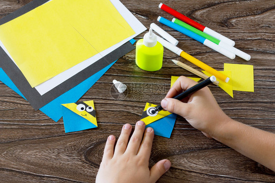 孩子用书签做一本书孩子画出纸制品的细节木桌上的胶水纸剪刀儿童艺术项目图片