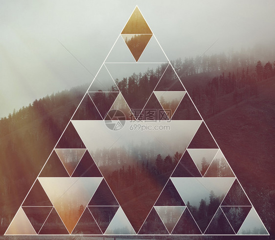 森林山岳和神圣几何符号三角形的图像摘要背景和谐精神自然团结拼凑图片
