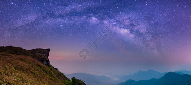 抽象的模糊景观与银河系夜空与星和岩山的轮廓泰国清莱省Thoeng区的PhuChiFa观景点图片