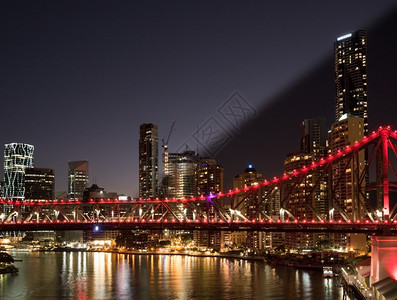 Brisbane天线和童话桥双光和夜间过图片
