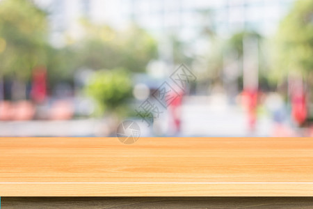 空顶木板桌和阳光晴朗的抽象模糊布OKh背景可图片