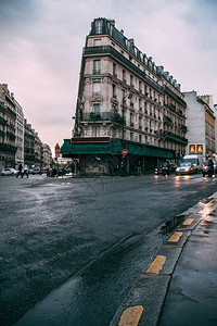 傍晚的巴黎街头图片