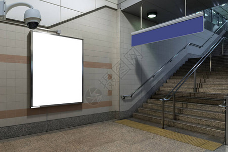 位于地下大厅或地铁的空白广告牌上的安全摄像头监控图片