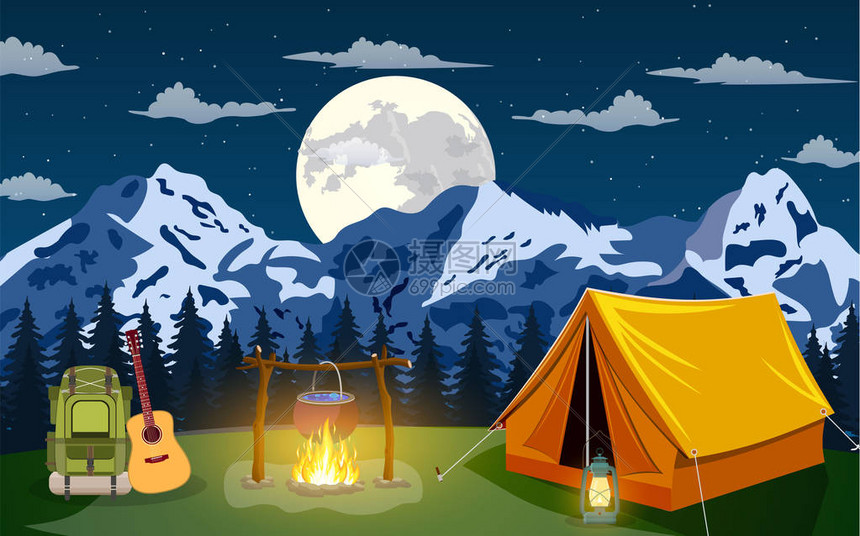 帐篷营背包和刺果松林和岩石山活动图片