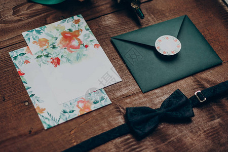 时尚的婚礼邀请柬配有鲜花装饰品和木图片