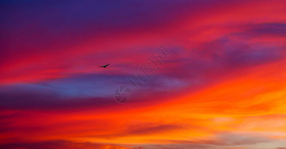 飞行监控白云和日落背景中模糊的philippines抽象云插画