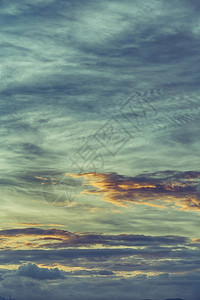 飞行监控白云和日落背景中模糊的philippines抽象云插画