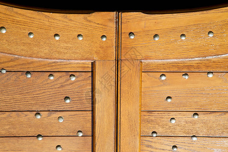 caidatevarese抽象生锈的黄铜棕色门环在门关闭木材伦巴第意大利图片