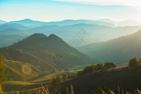 阿尔泰山中的美丽黎明全景图片图片