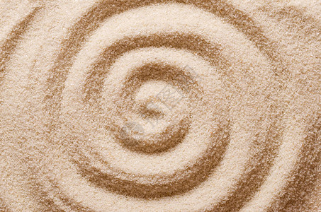 用指头在干燥的藻类沙子中造出甲状腺螺旋图片