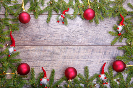 木制背景上的圣诞枞树圣诞gnome装饰与圣诞老人的帽子和红图片