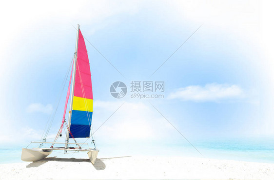 Catamaran在白沙滩上背景图片