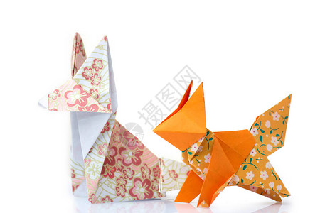 两个折纸狐狸可爱的动物造纸雕像用有趣和图片