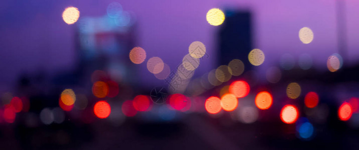 在黄昏的夜晚抽象的汽车在街上图片