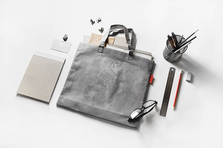 空白文具套装和灰色袋子在白皮书背景品牌标识模板用于放置您的设计的响图片