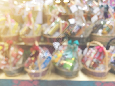 百货公司货架上礼品篮的抽象模糊背景圣诞节或新年庆祝活动的食品和图片