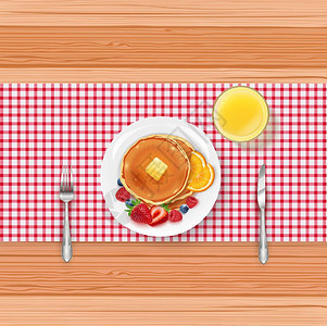 将早餐食品菜单与煎饼和木制桌上的浆果一图片