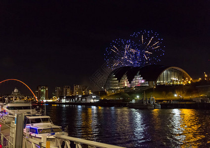 新年前夜纽卡斯尔码头的美丽烟花图片