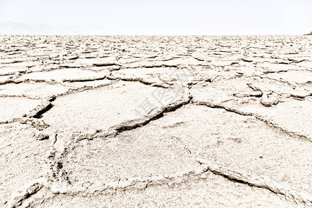 沙漠破裂的干地的抽象背景纹理图片