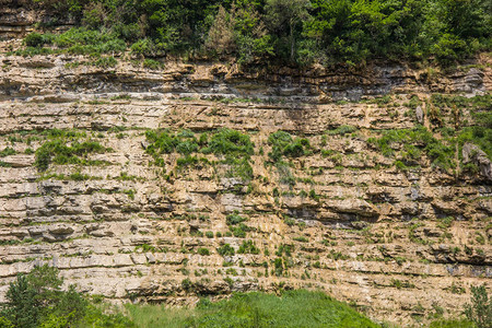 自然公园山顶风化花岗岩悬崖侵蚀的抽象天然石岩切割纹理横截面的特写图片