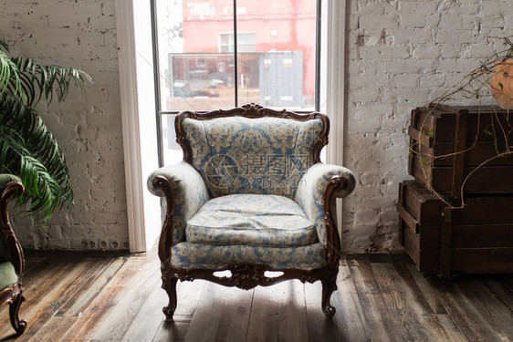 古典风格的扶手椅沙发在老式房间豪图片
