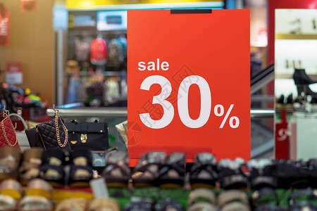 销售30折扣模拟广告展示架设置在购物百货商店的女鞋货架上图片
