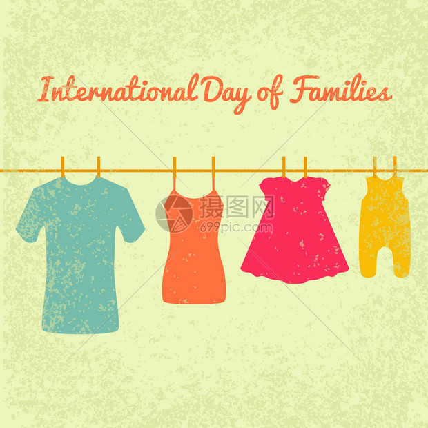 国际家庭日一个四口之家的概念父亲母亲女儿婴儿衣服在绳子上的衣夹上晾干男式T恤女式恤连衣裙滑图片
