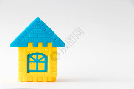 将玩具拼图连接为白色背景的房屋形状梦中家庭或财产贷图片